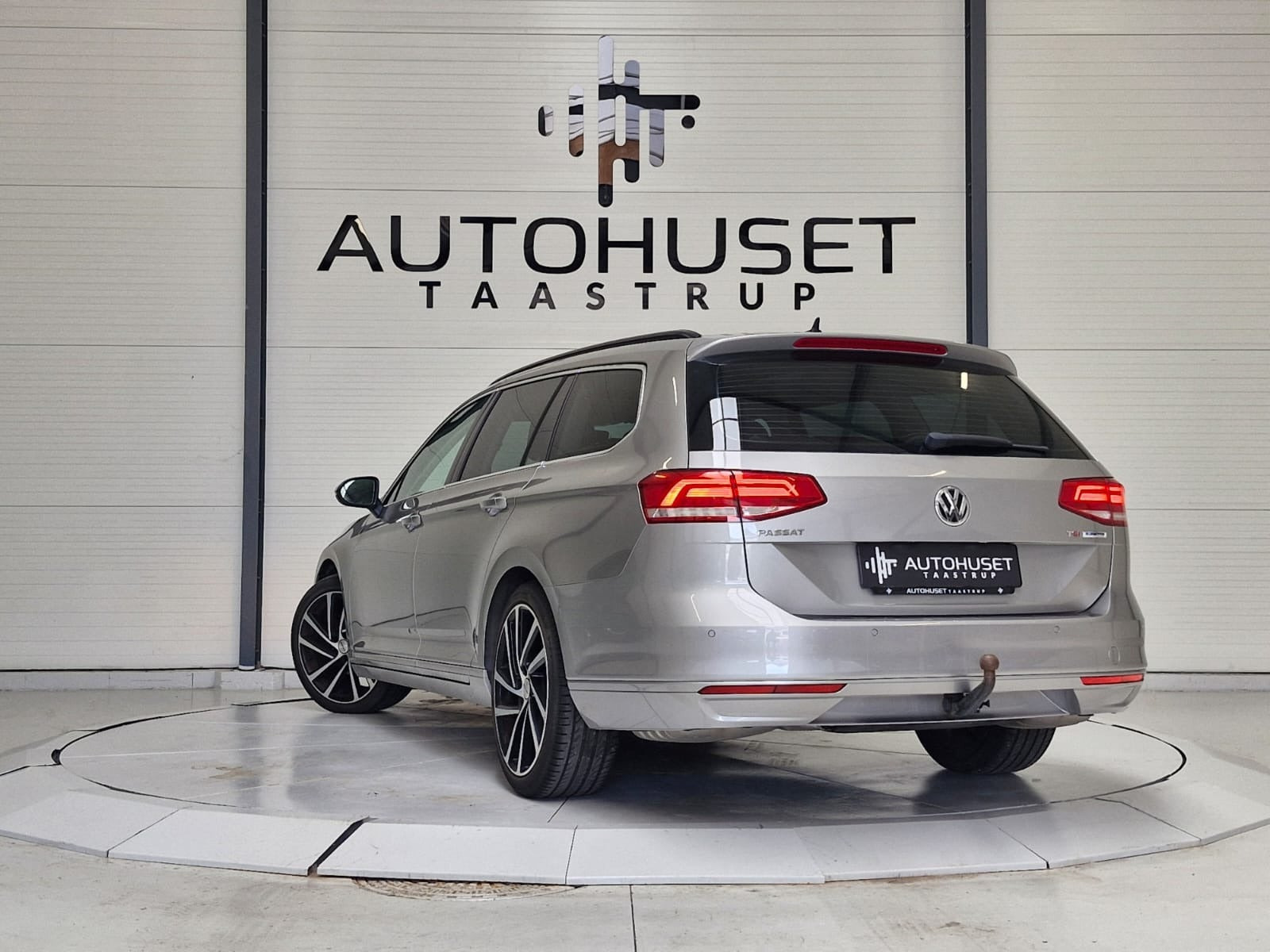Grå VW Passat fra 2016