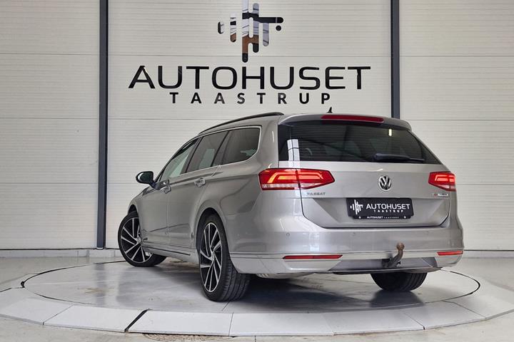 Grå VW Passat fra 2016