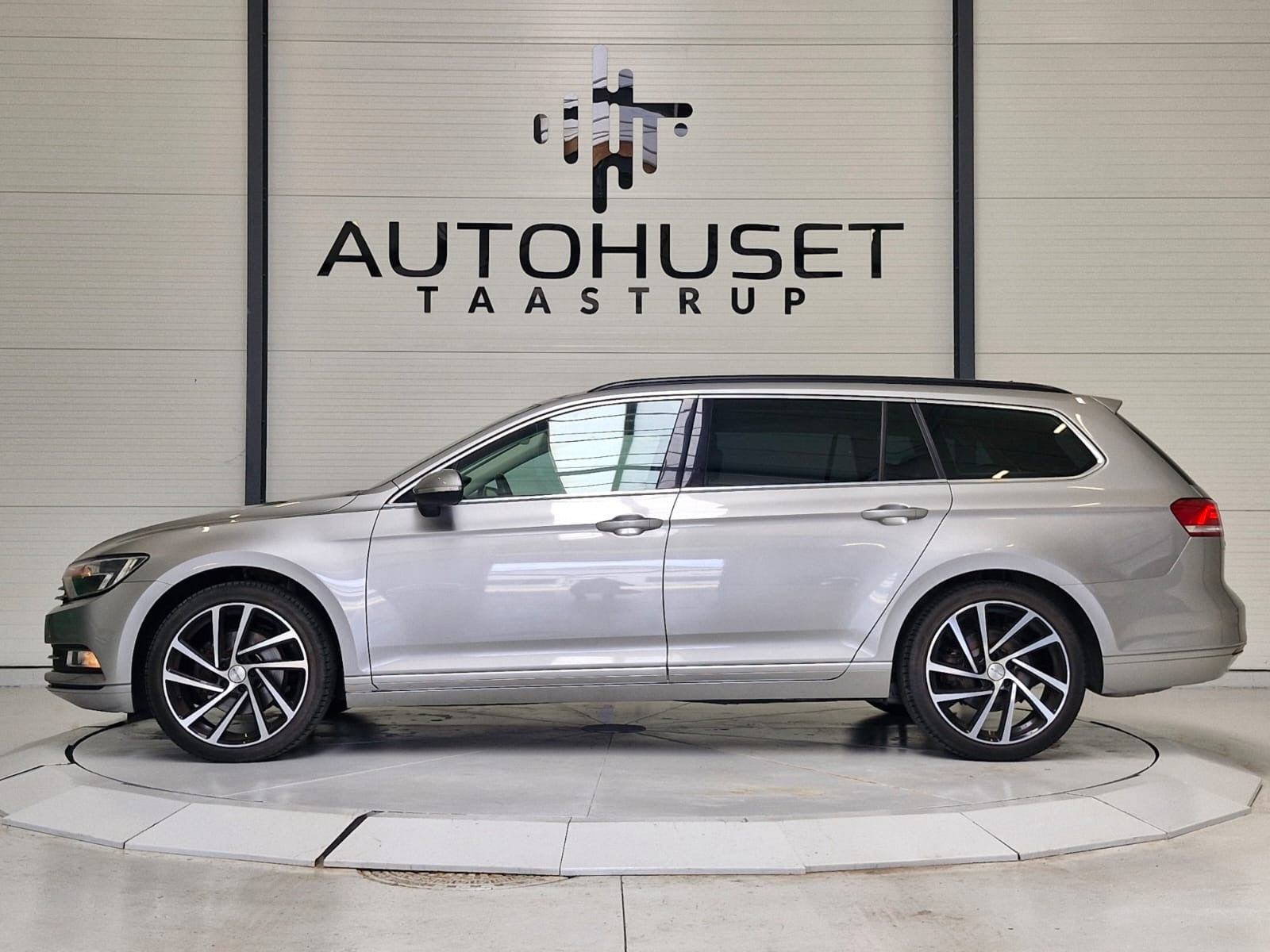 Grå VW Passat fra 2016