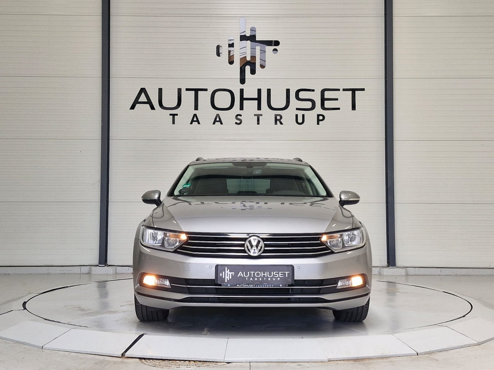 Grå VW Passat fra 2016