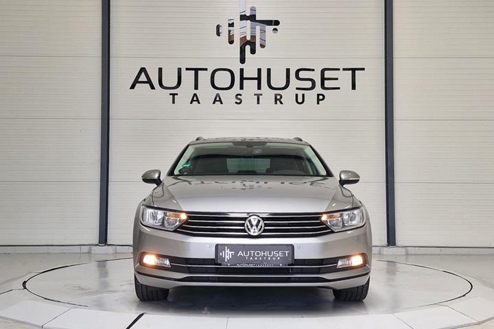 Grå VW Passat fra 2016