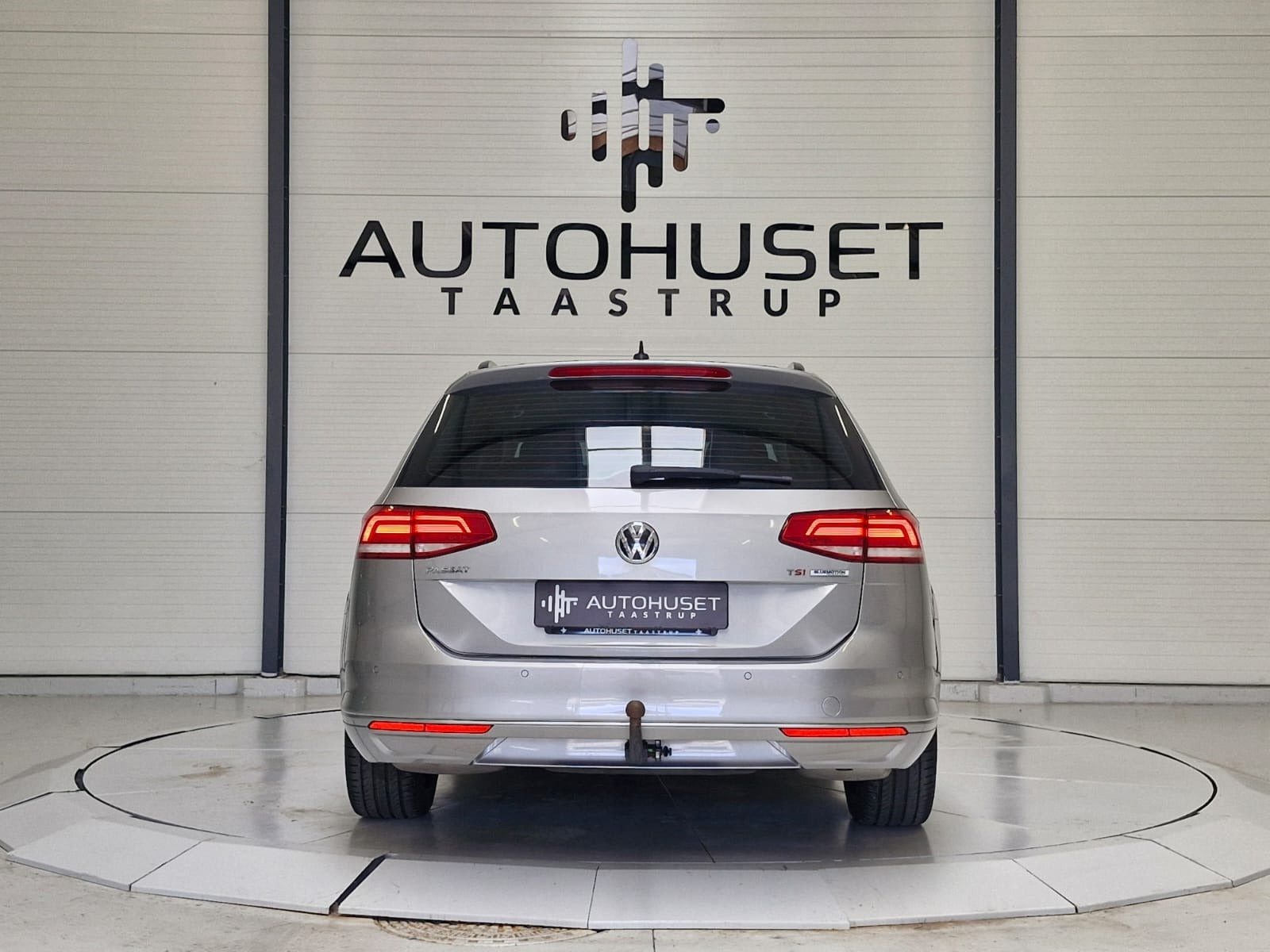 Grå VW Passat fra 2016
