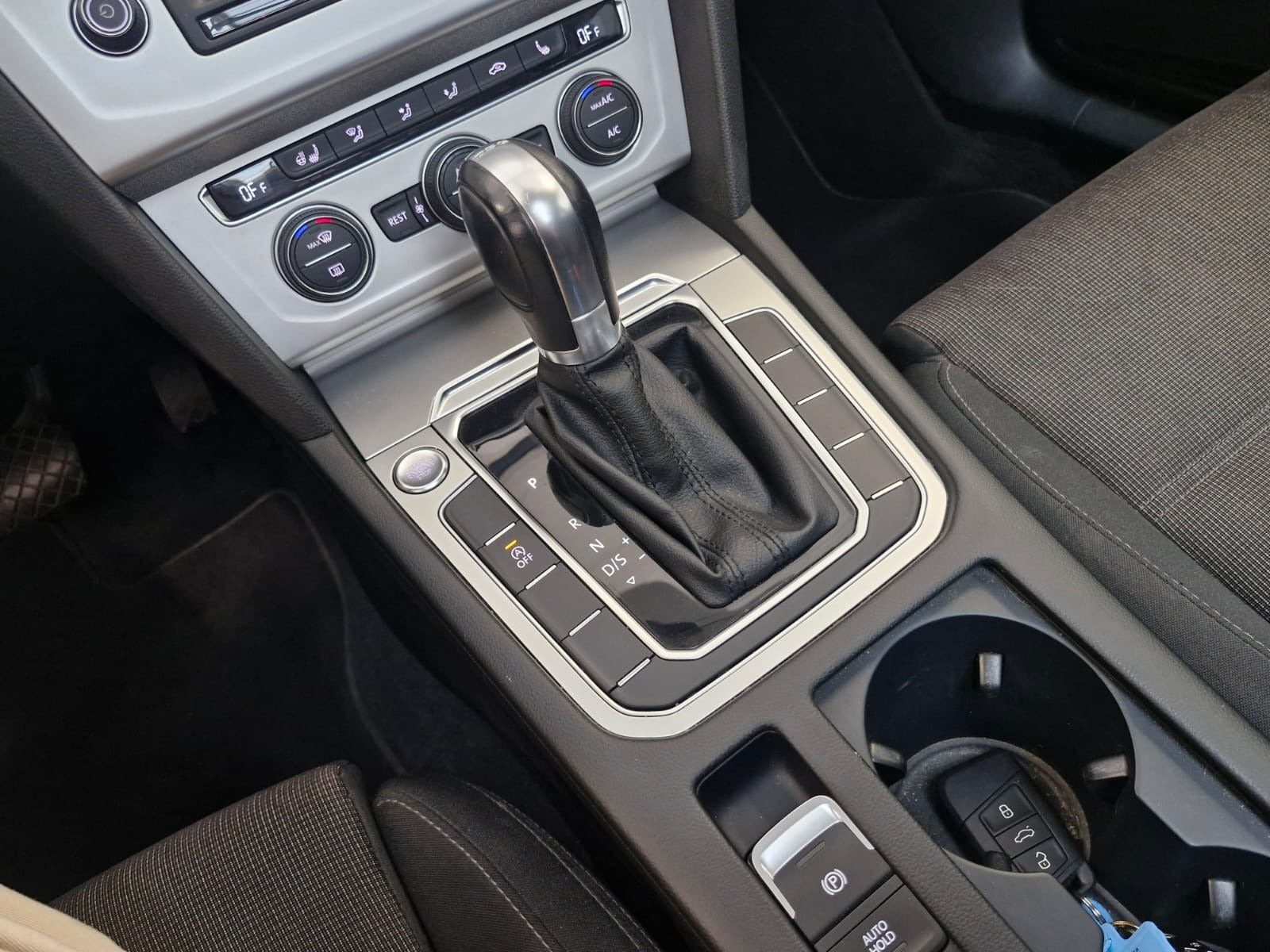 Grå VW Passat fra 2016