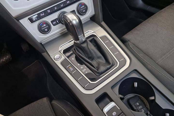Grå VW Passat fra 2016