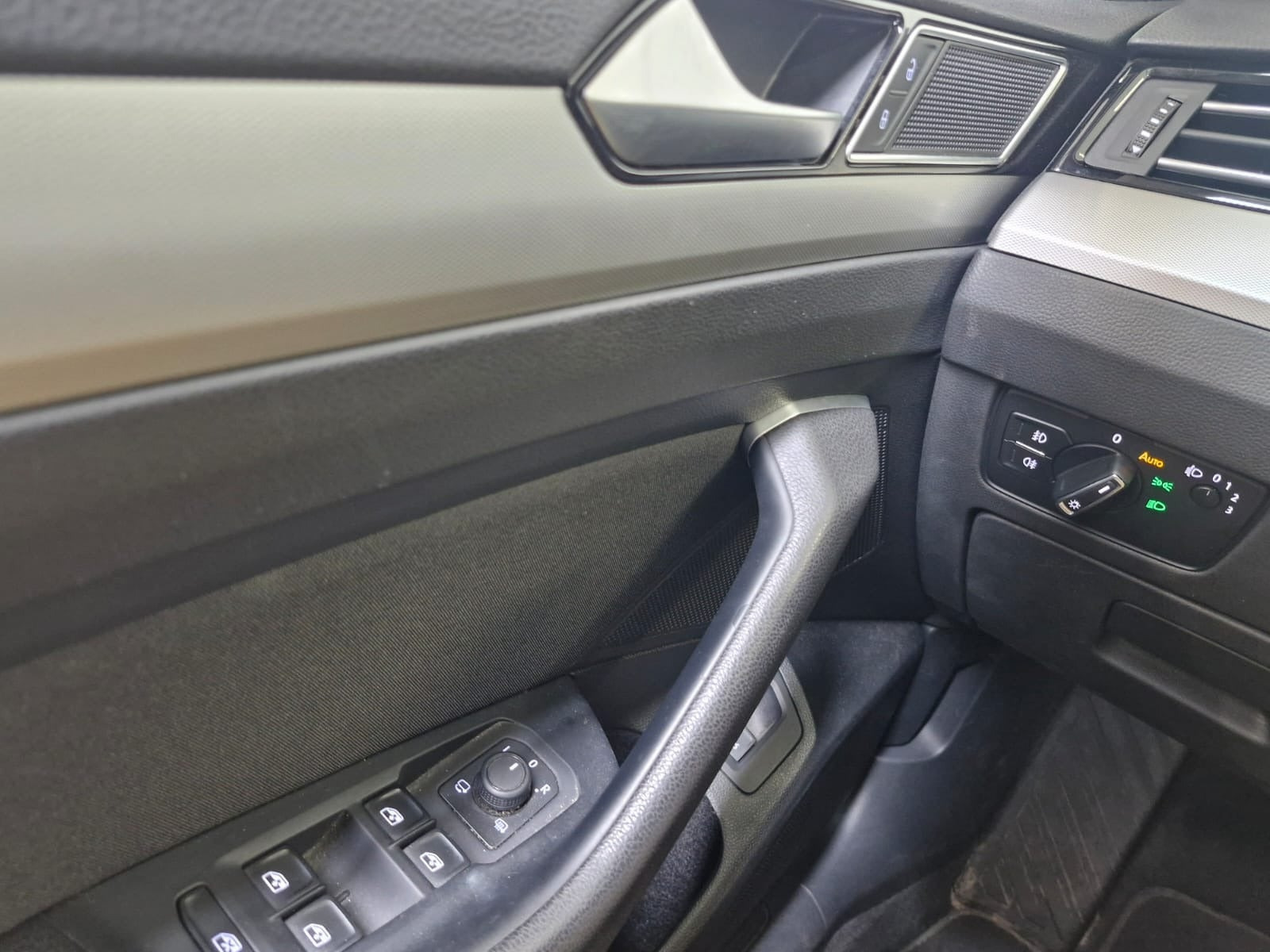 Grå VW Passat fra 2016