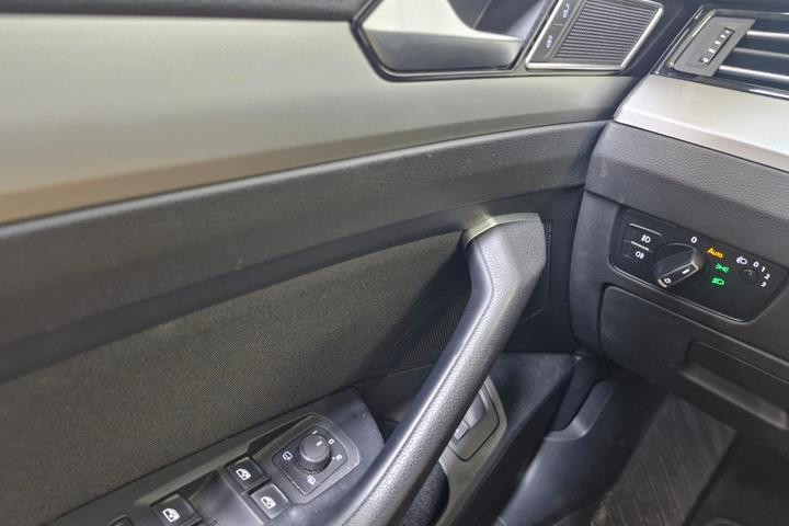Grå VW Passat fra 2016
