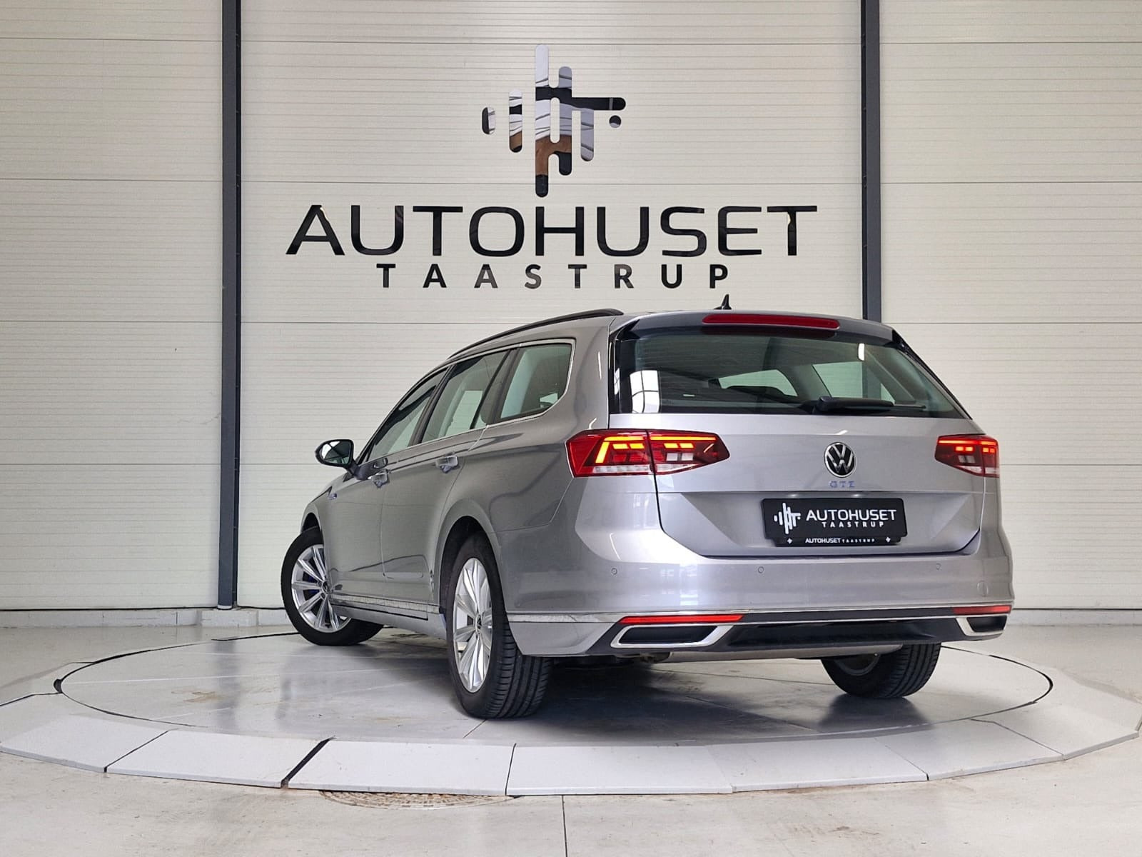 Sølv VW Passat fra 2021