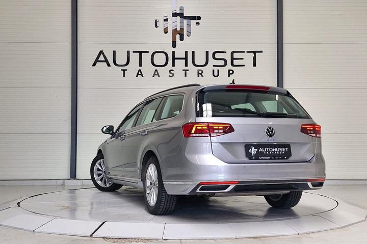 Sølv VW Passat fra 2021