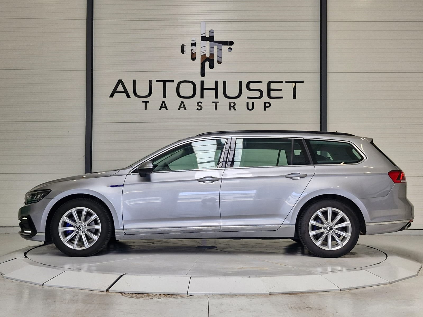 Sølv VW Passat fra 2021