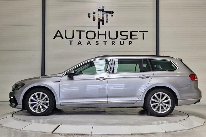 Sølv VW Passat fra 2021