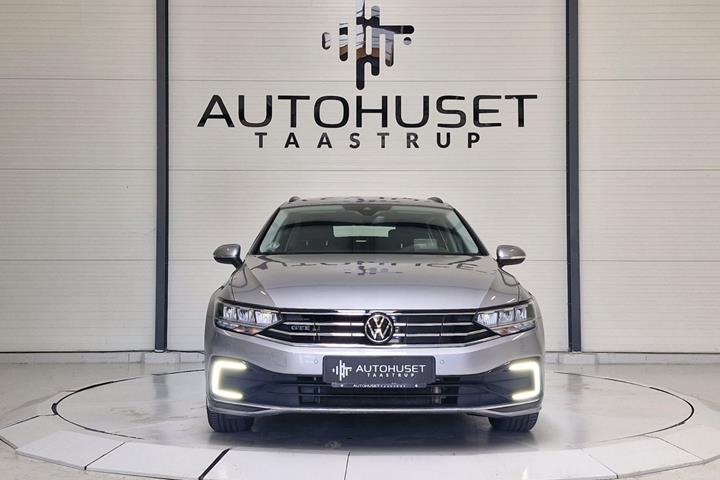Sølv VW Passat fra 2021