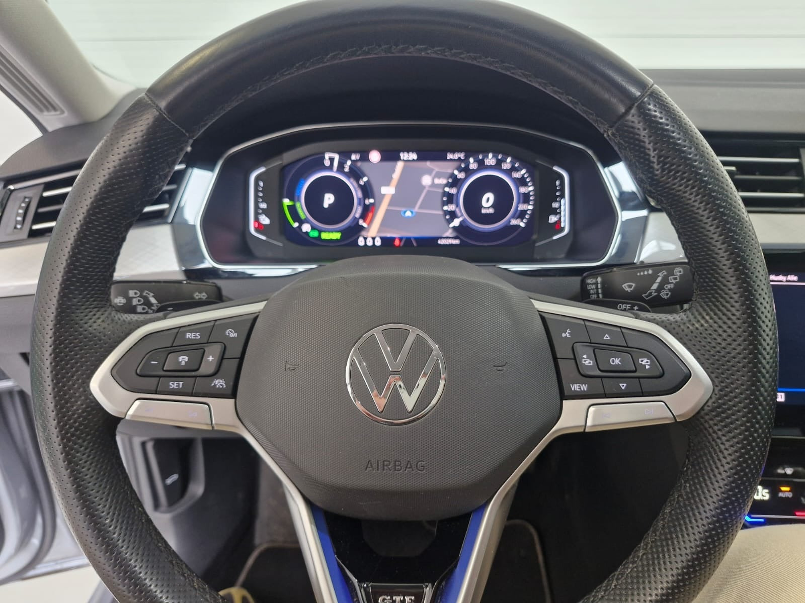 Sølv VW Passat fra 2021
