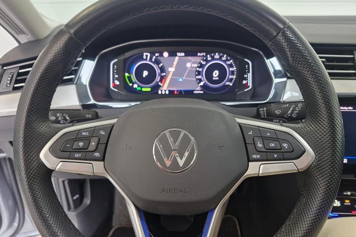 Sølv VW Passat fra 2021