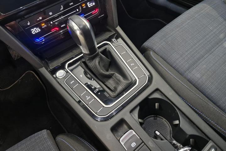 Sølv VW Passat fra 2021