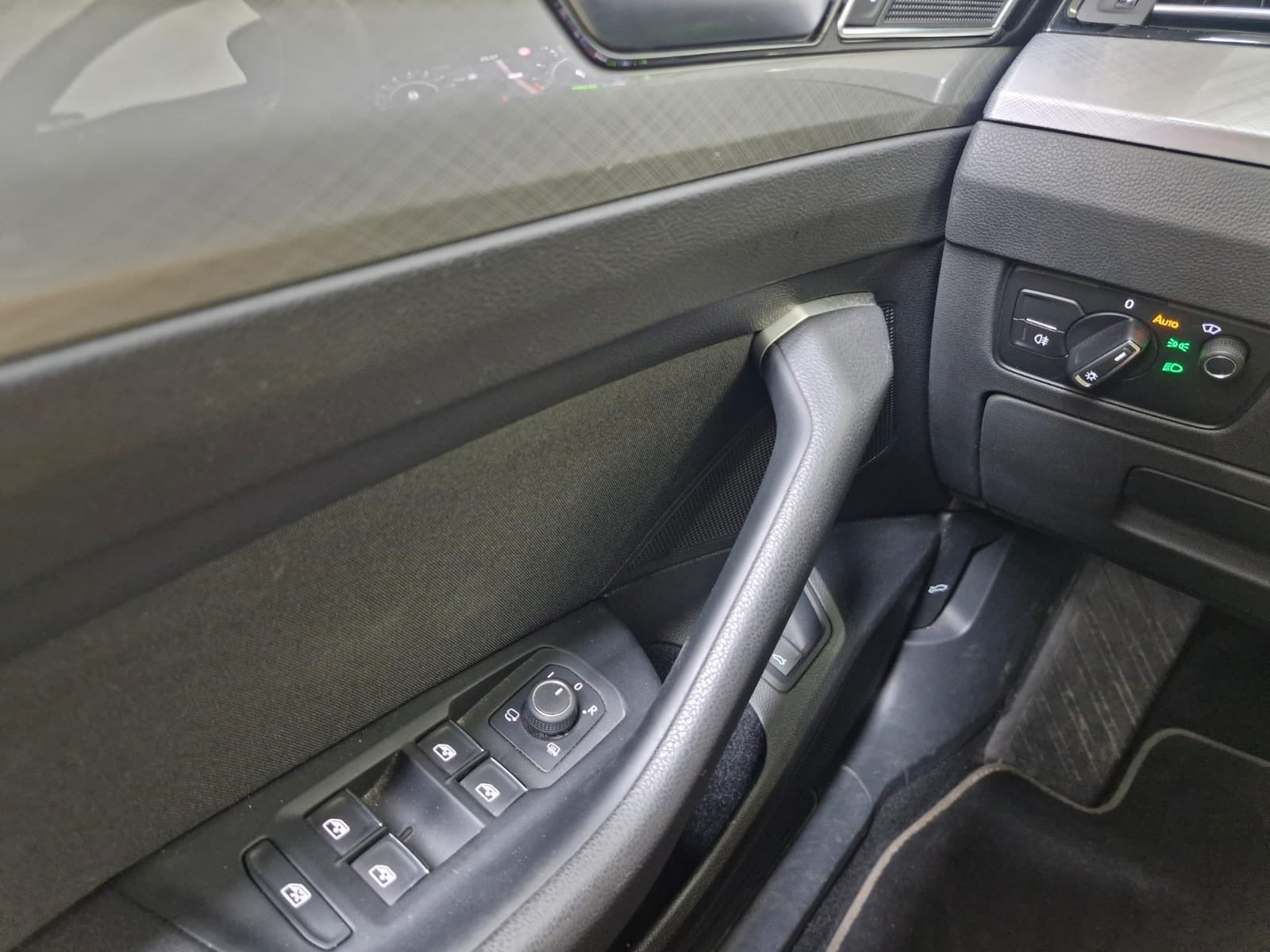 Sølv VW Passat fra 2021