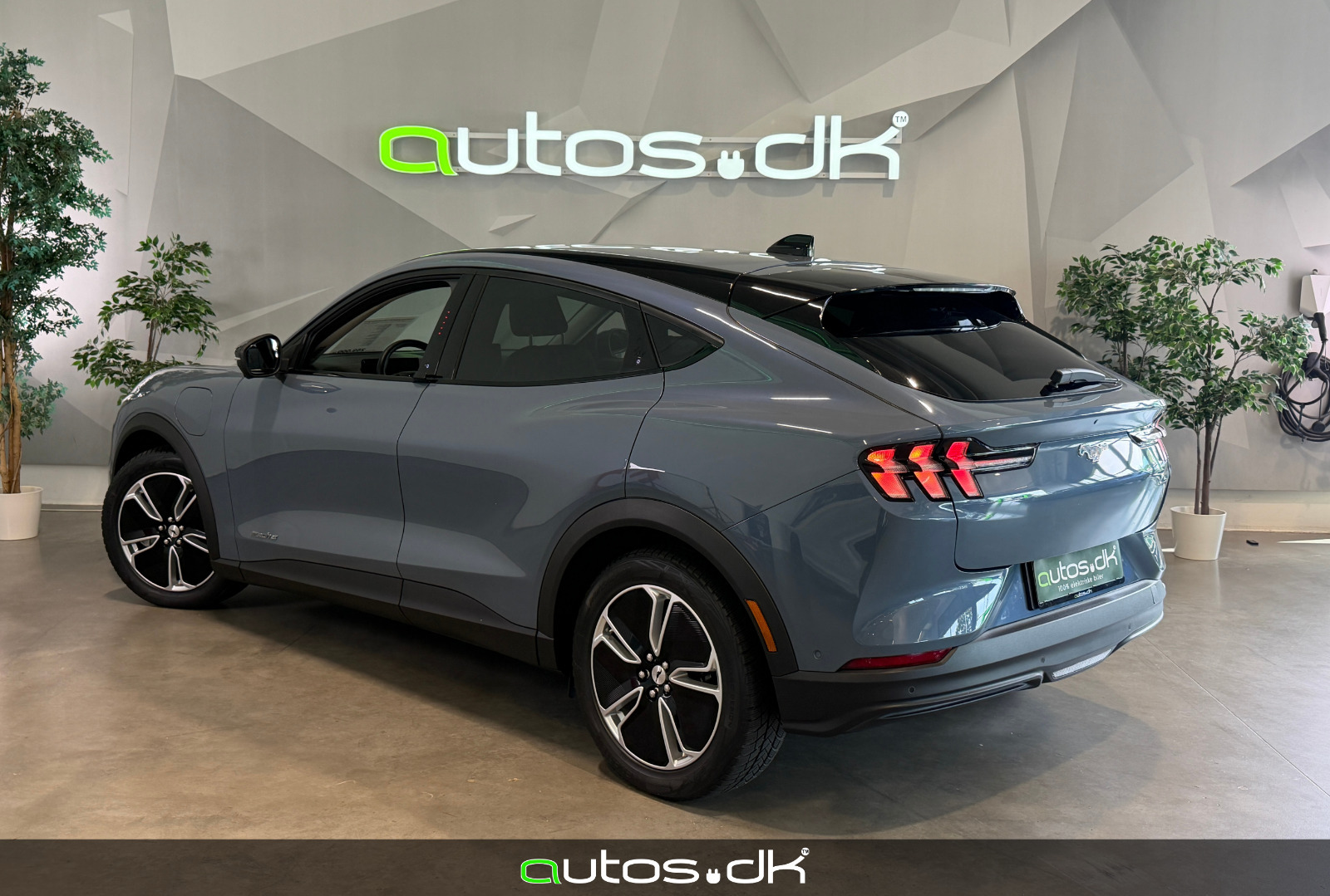 Blå Ford Mustang Mach-E fra 2024