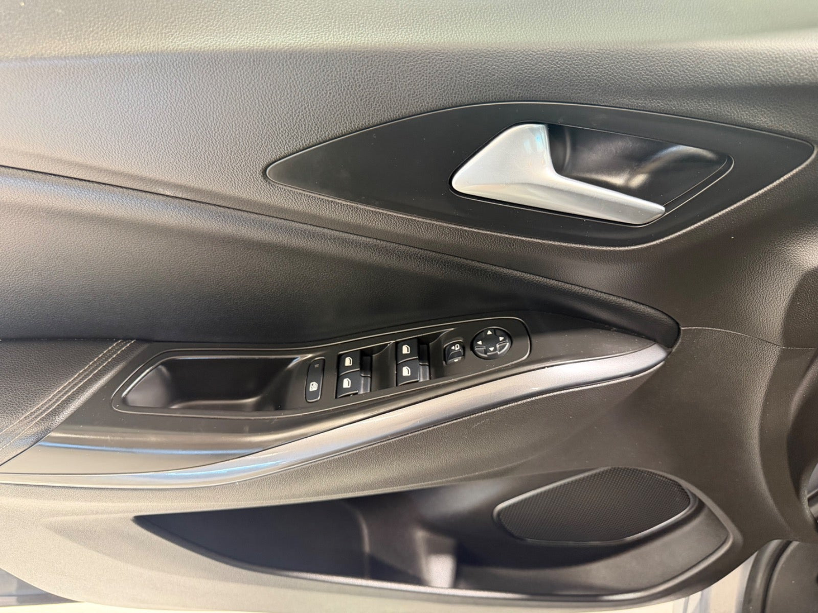 Grå Opel Grandland X fra 2018