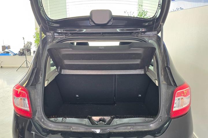 Sort Dacia Sandero fra 2016