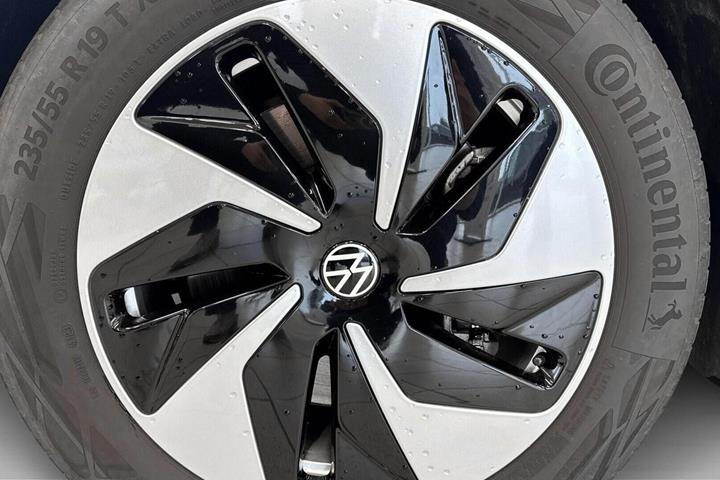 Blå VW ID.Buzz fra 2024
