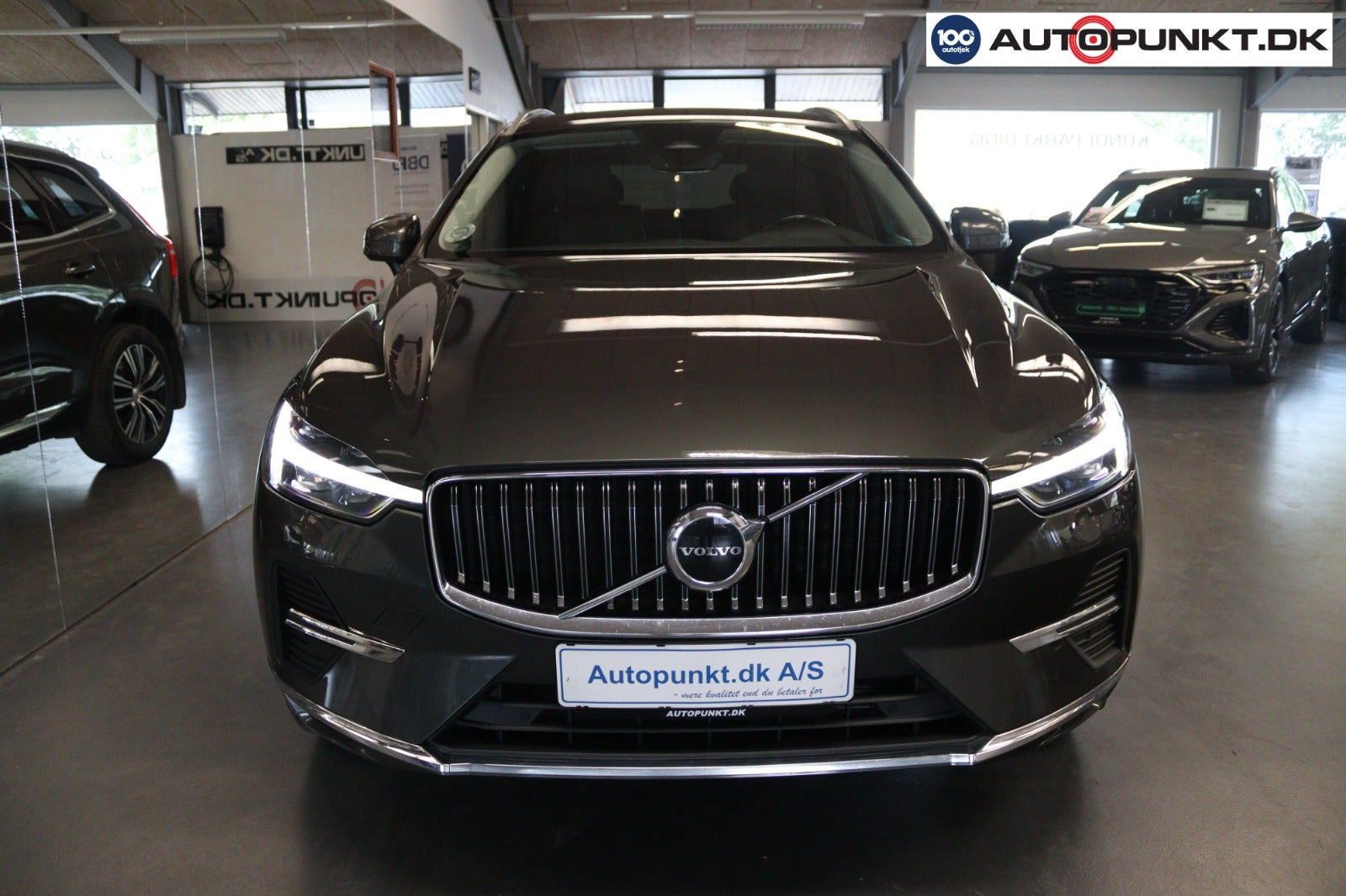 Grå Volvo XC60 fra 2022