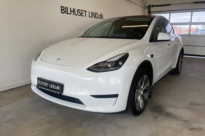 Hvid Tesla Model Y fra 2023