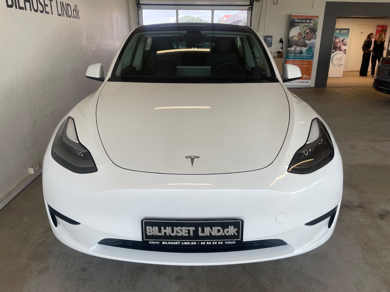 Hvid Tesla Model Y fra 2023