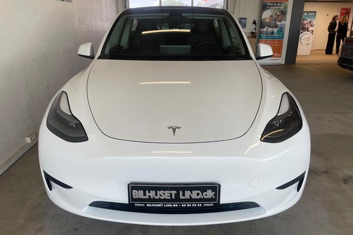 Hvid Tesla Model Y fra 2023
