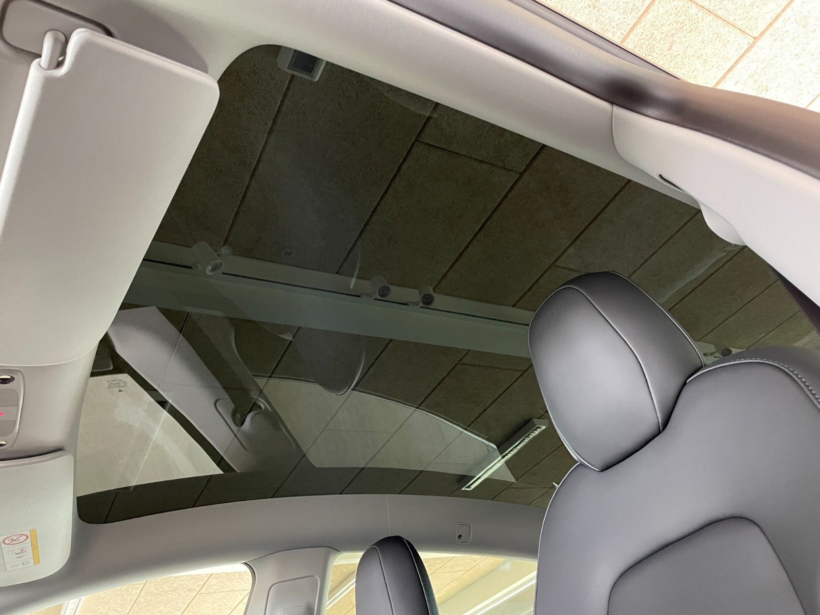 Hvid Tesla Model Y fra 2023