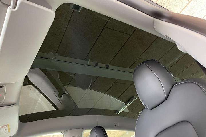 Hvid Tesla Model Y fra 2023