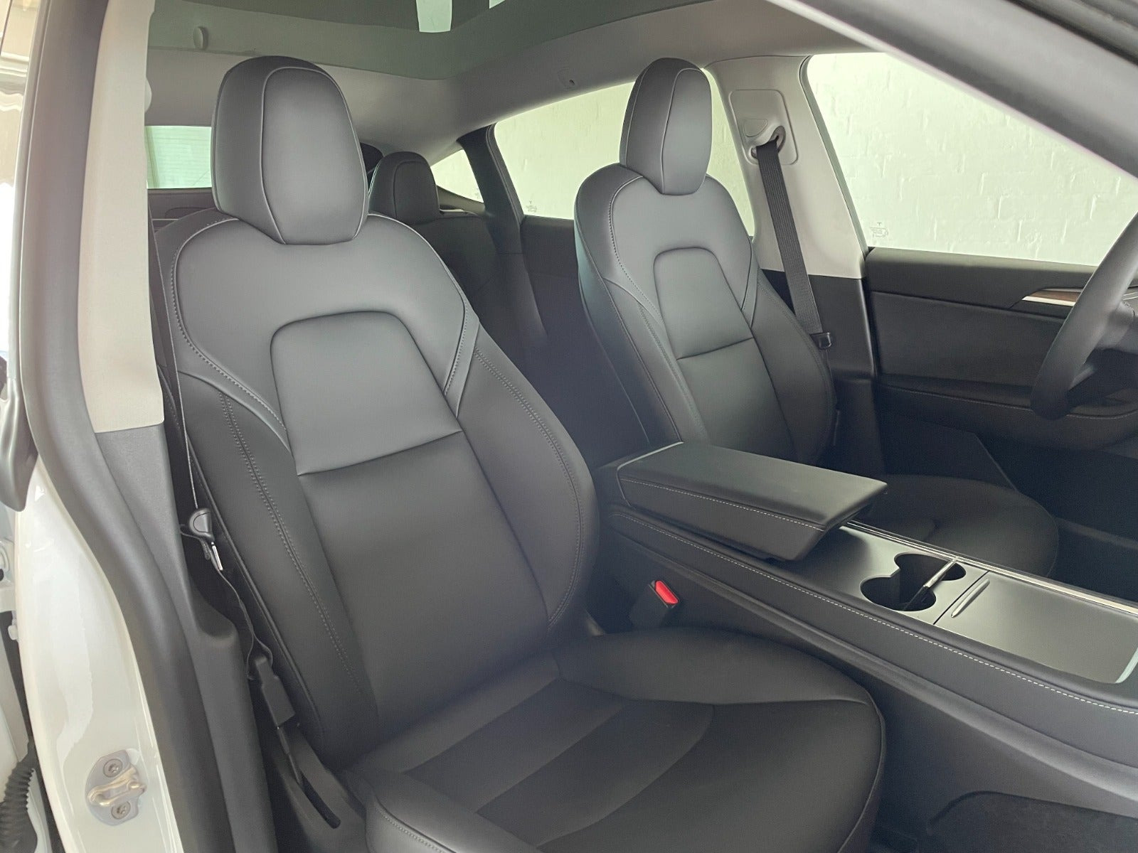Hvid Tesla Model Y fra 2023