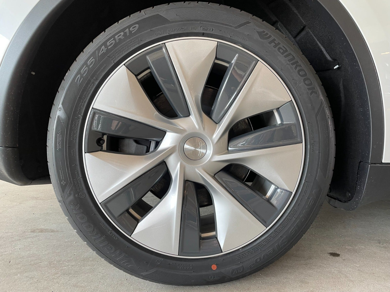 Hvid Tesla Model Y fra 2023