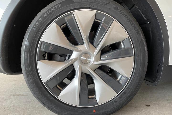 Hvid Tesla Model Y fra 2023