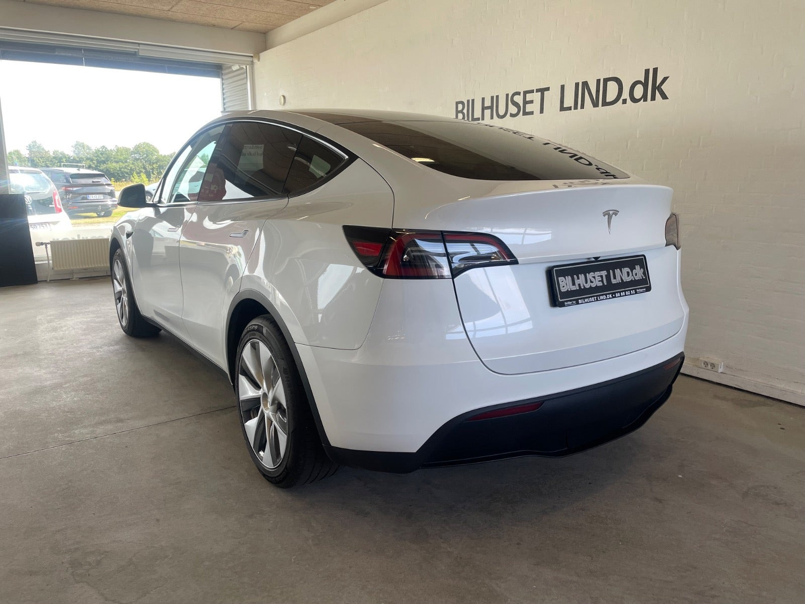 Hvid Tesla Model Y fra 2023