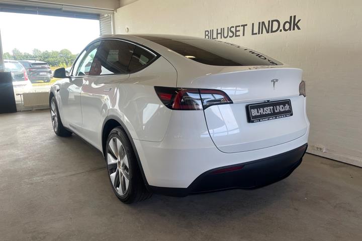 Hvid Tesla Model Y fra 2023