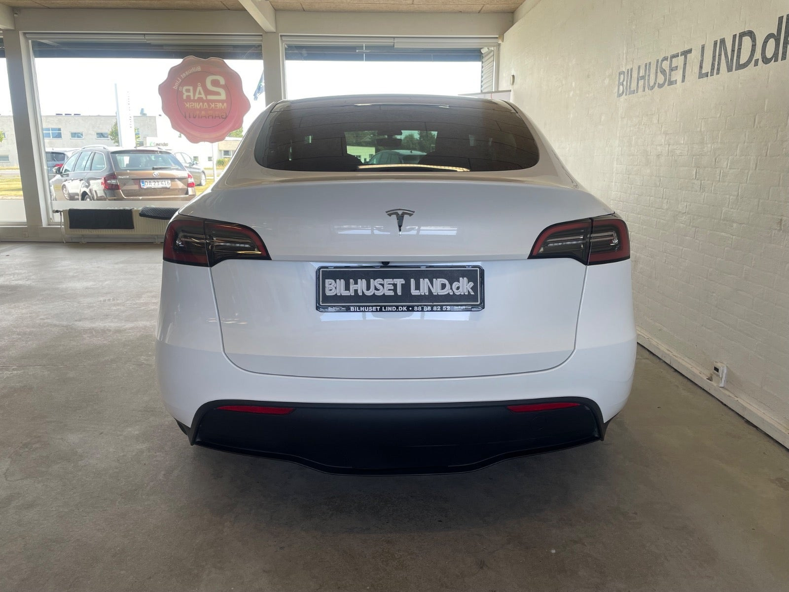 Hvid Tesla Model Y fra 2023