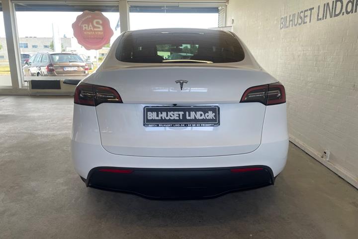 Hvid Tesla Model Y fra 2023