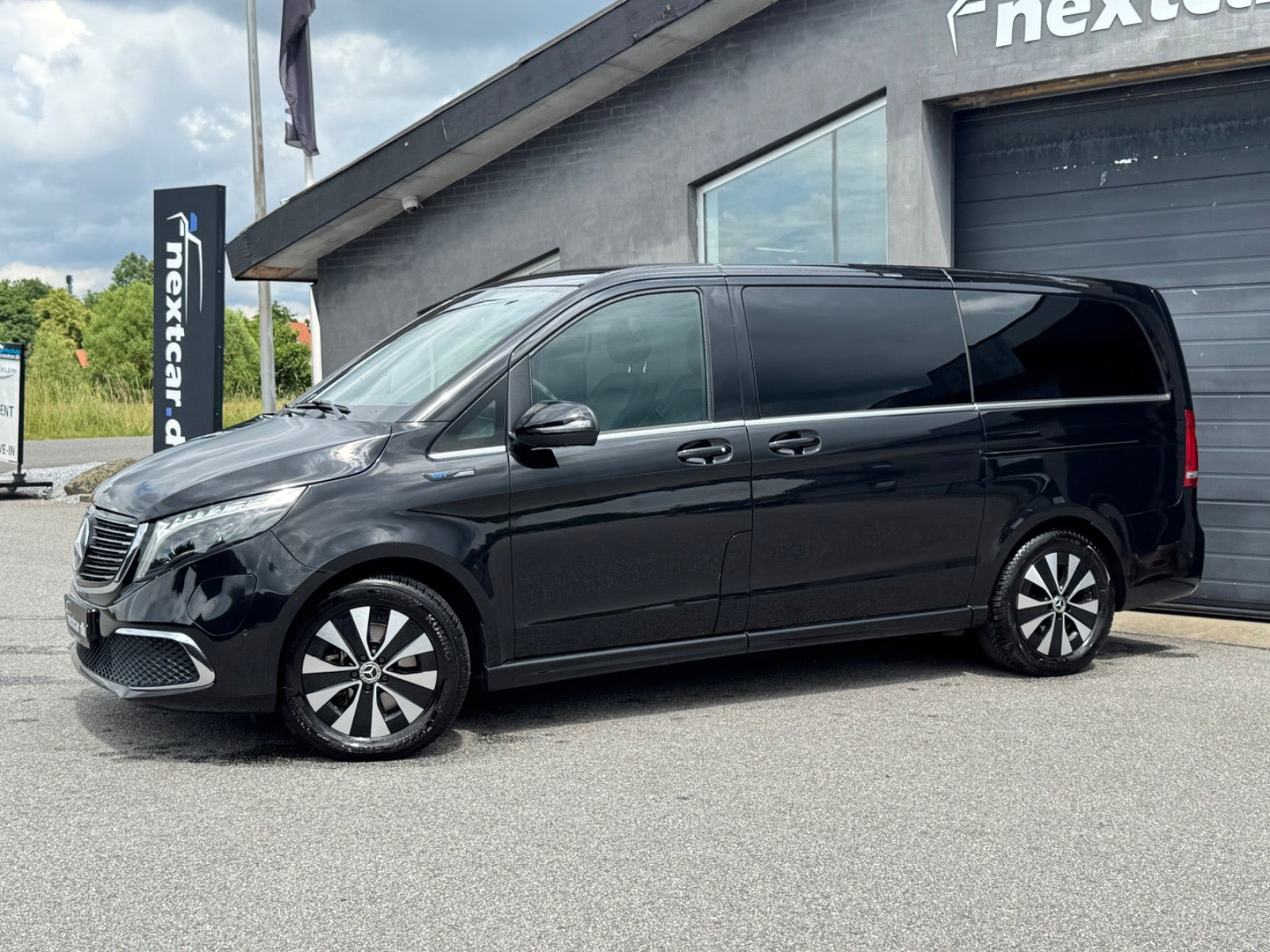 Sort Mercedes EQV300 fra 2022