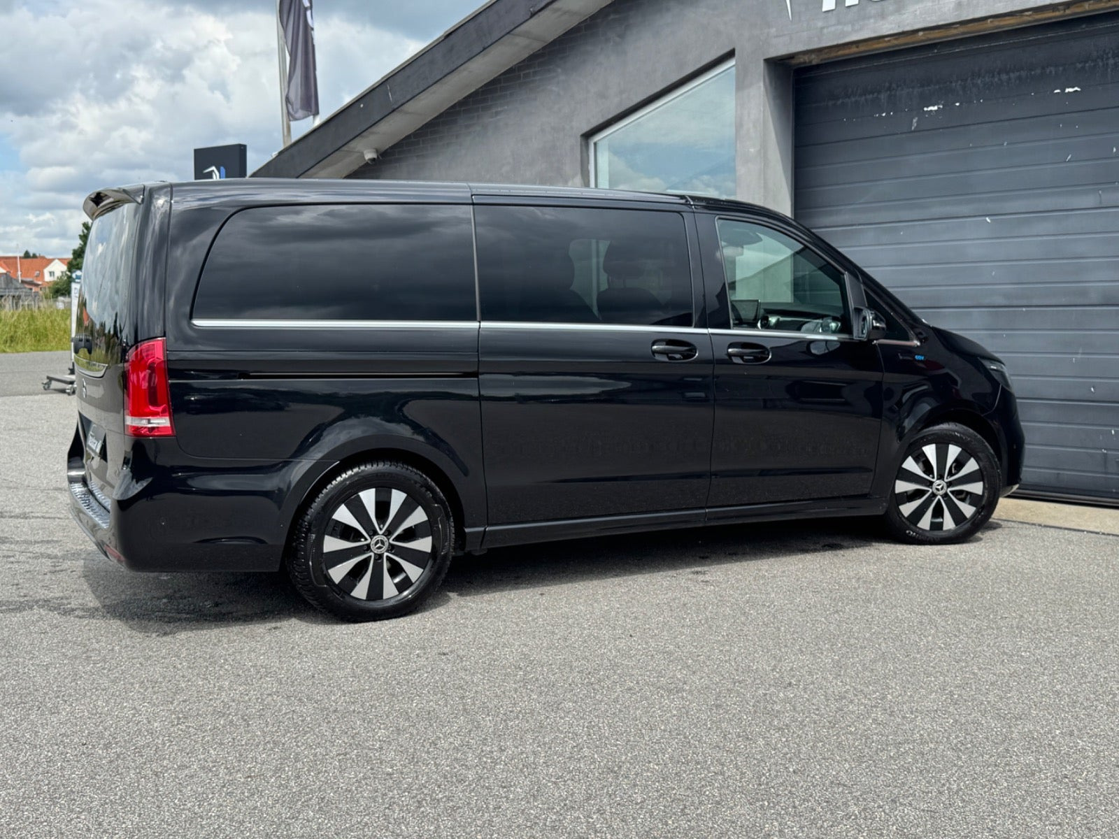 Sort Mercedes EQV300 fra 2022