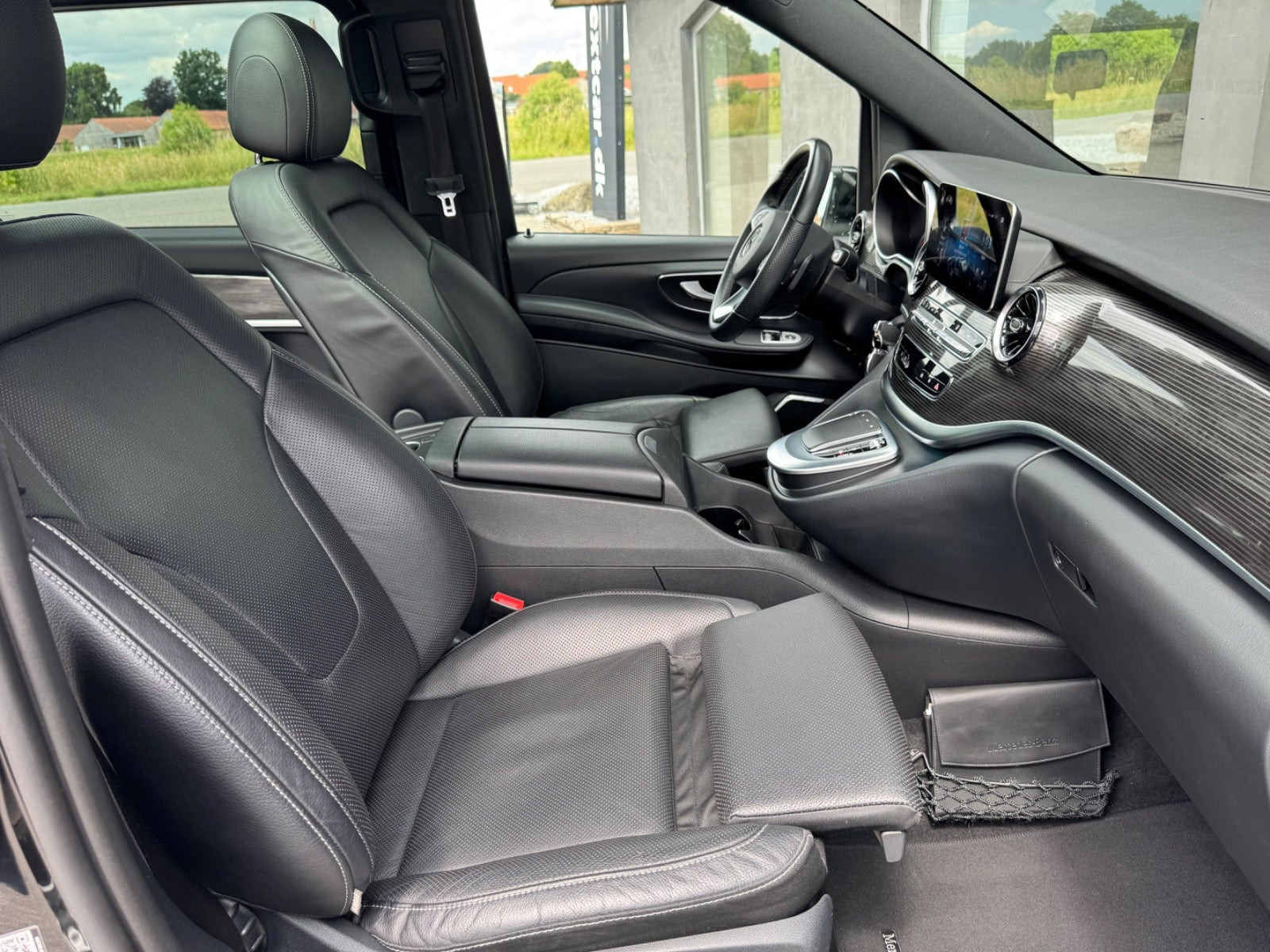 Sort Mercedes EQV300 fra 2022