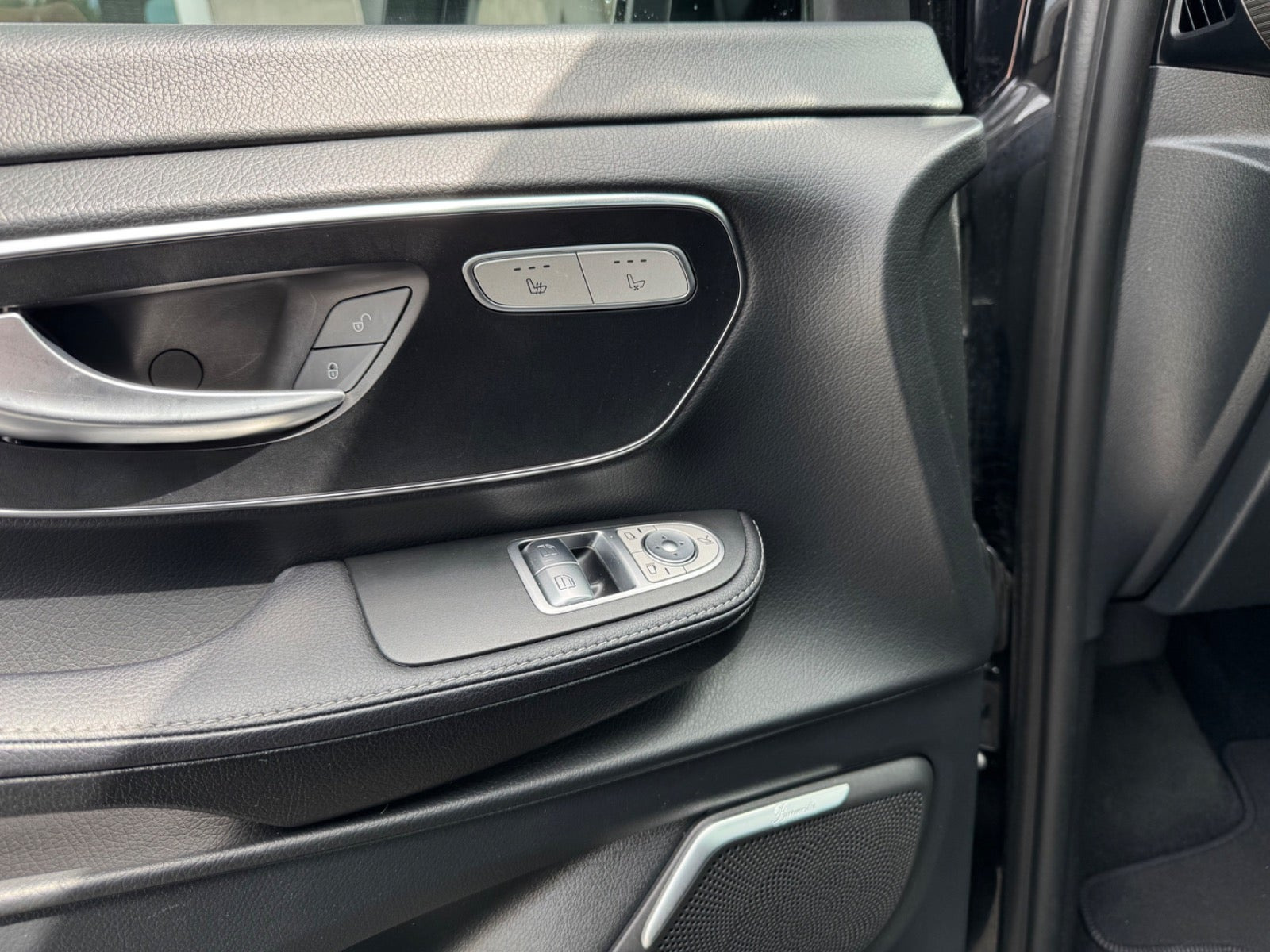 Sort Mercedes EQV300 fra 2022