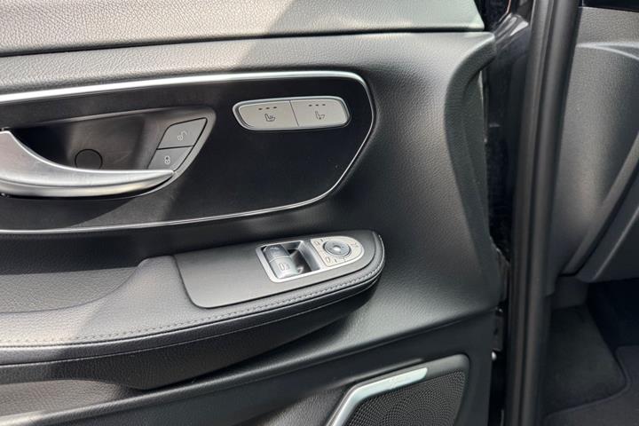 Sort Mercedes EQV300 fra 2022