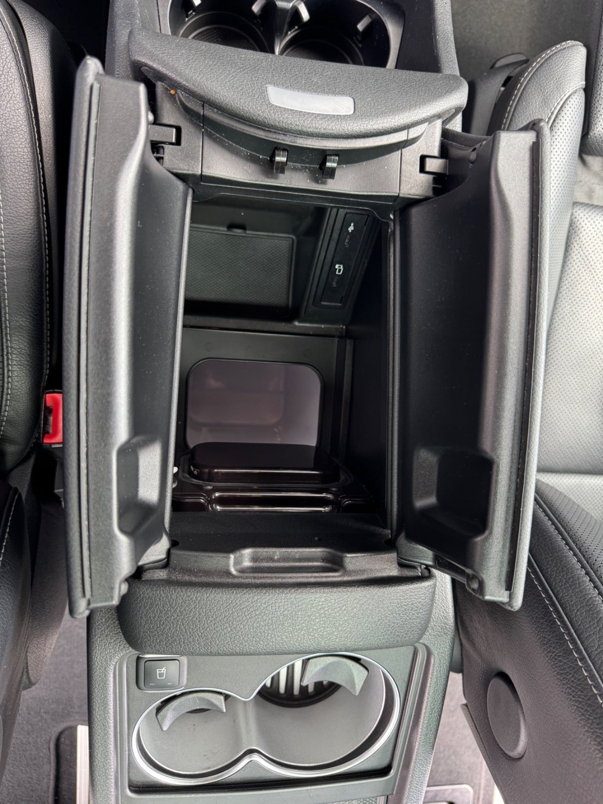 Sort Mercedes EQV300 fra 2022