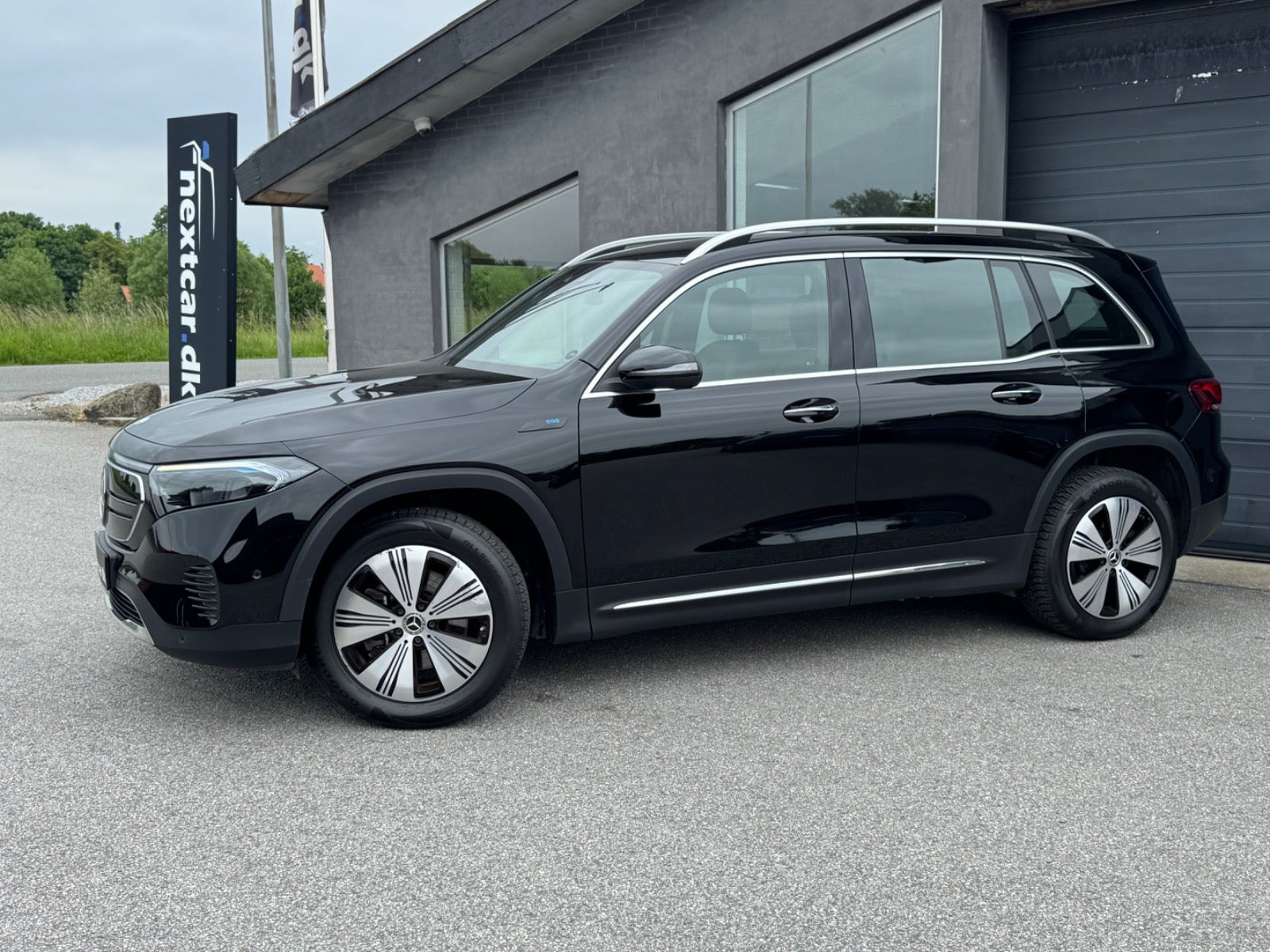 Sort Mercedes EQB250 fra 2023