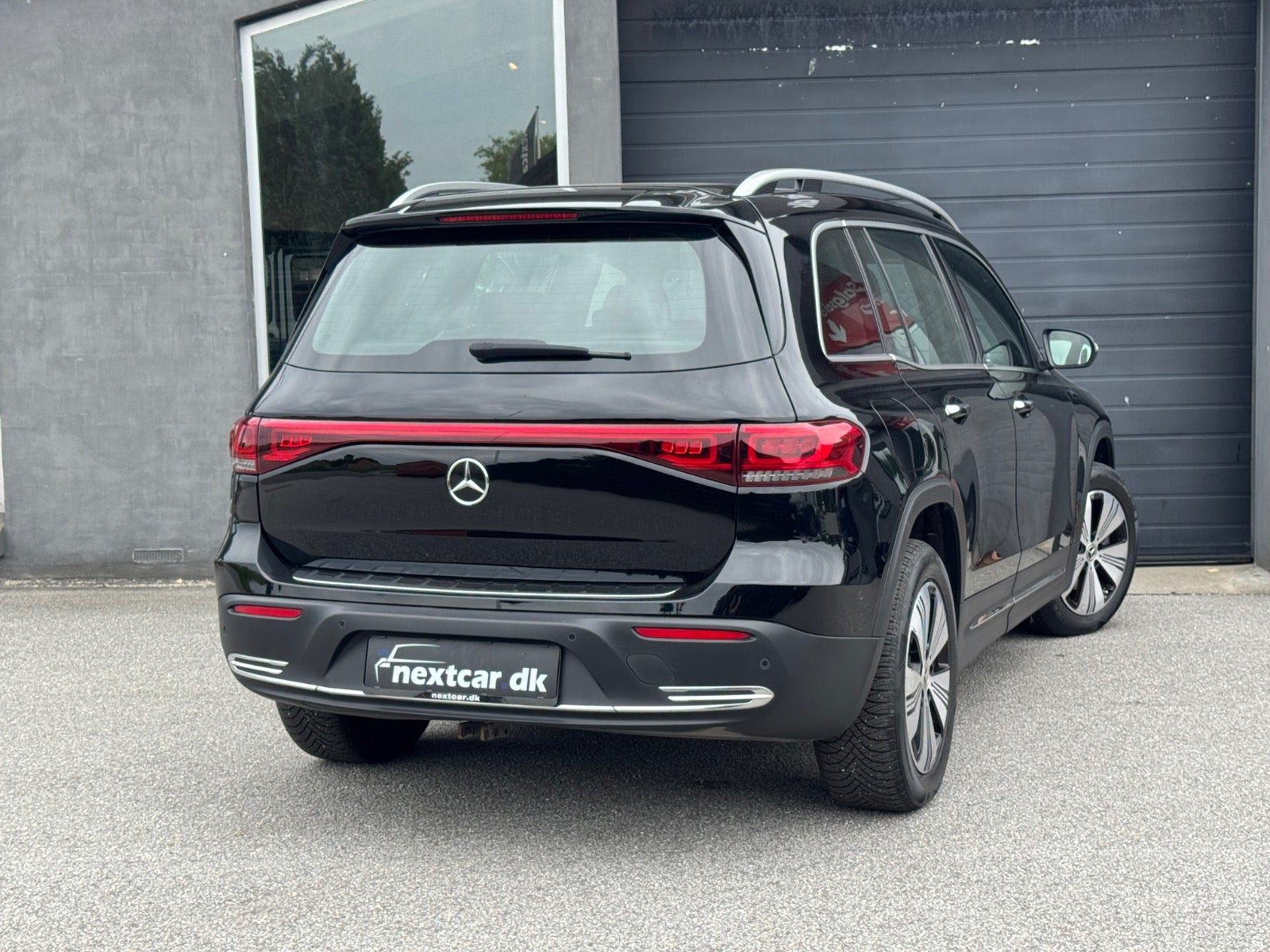 Sort Mercedes EQB250 fra 2023