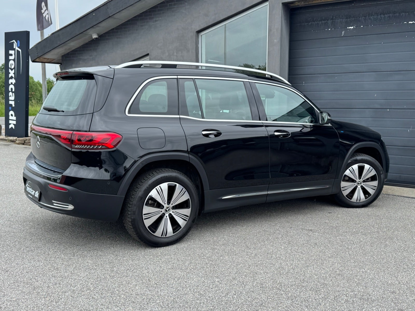 Sort Mercedes EQB250 fra 2023
