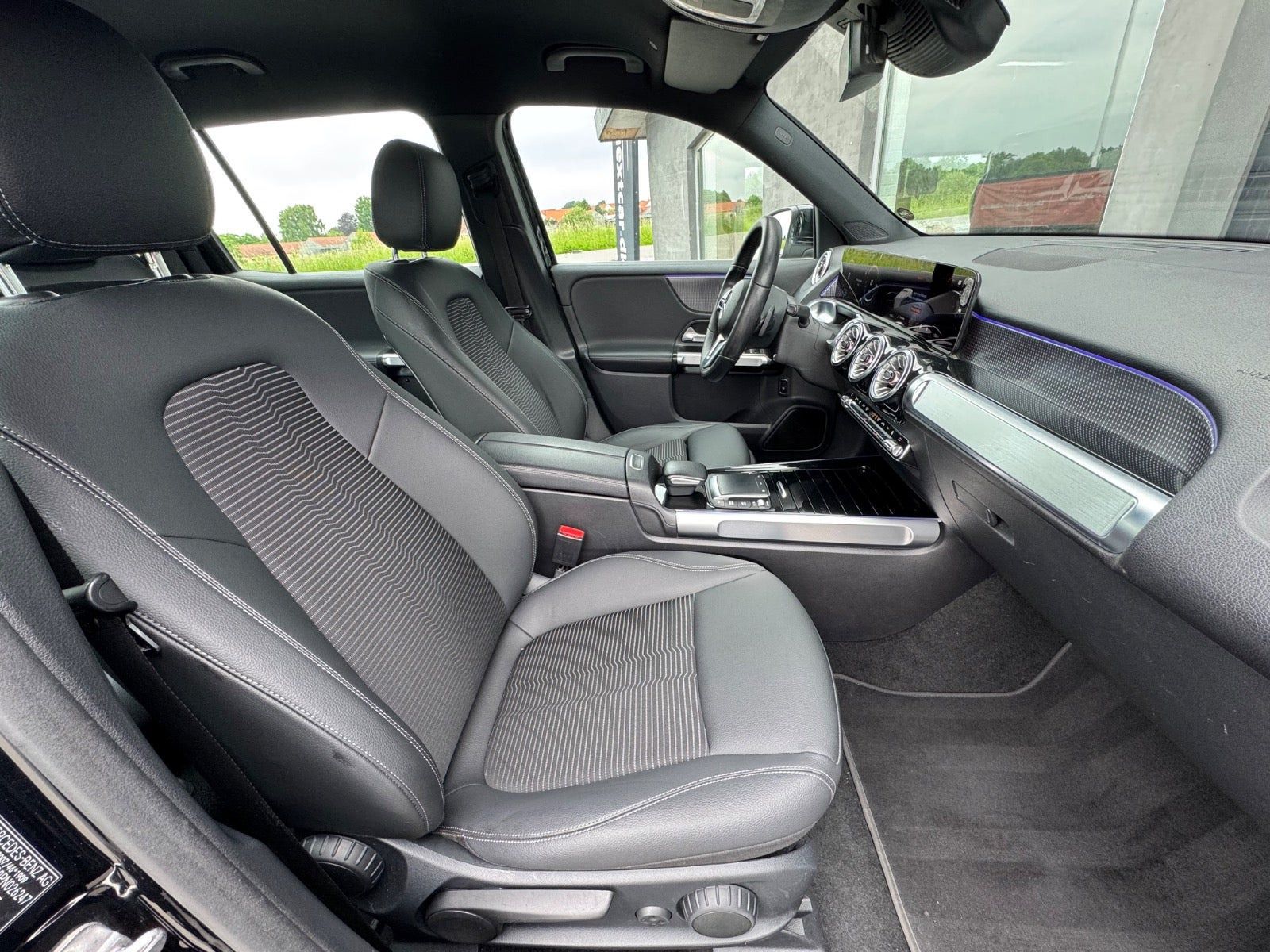 Sort Mercedes EQB250 fra 2023