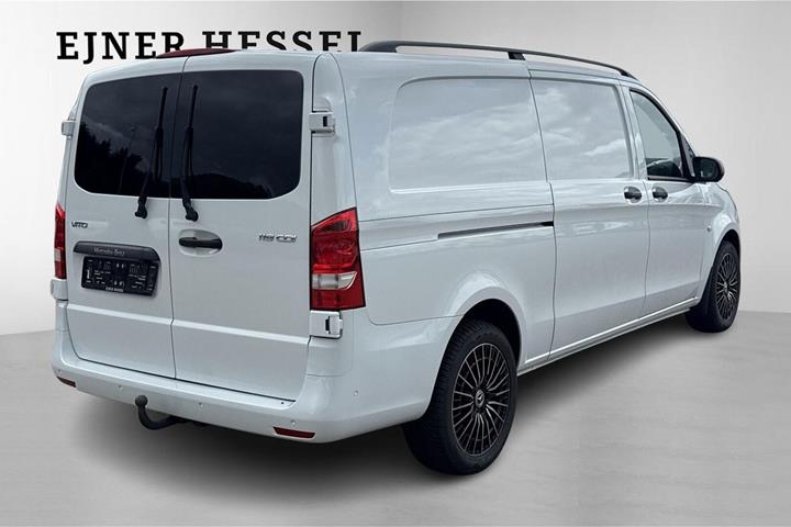 Hvid Mercedes Vito 119 fra 2022