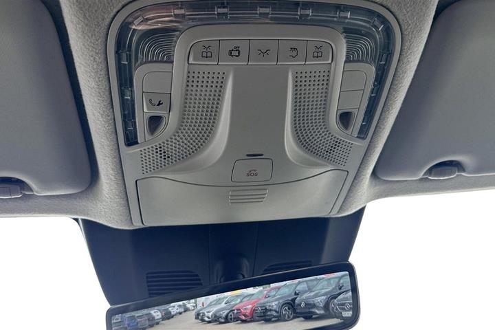 Hvid Mercedes Vito 119 fra 2022