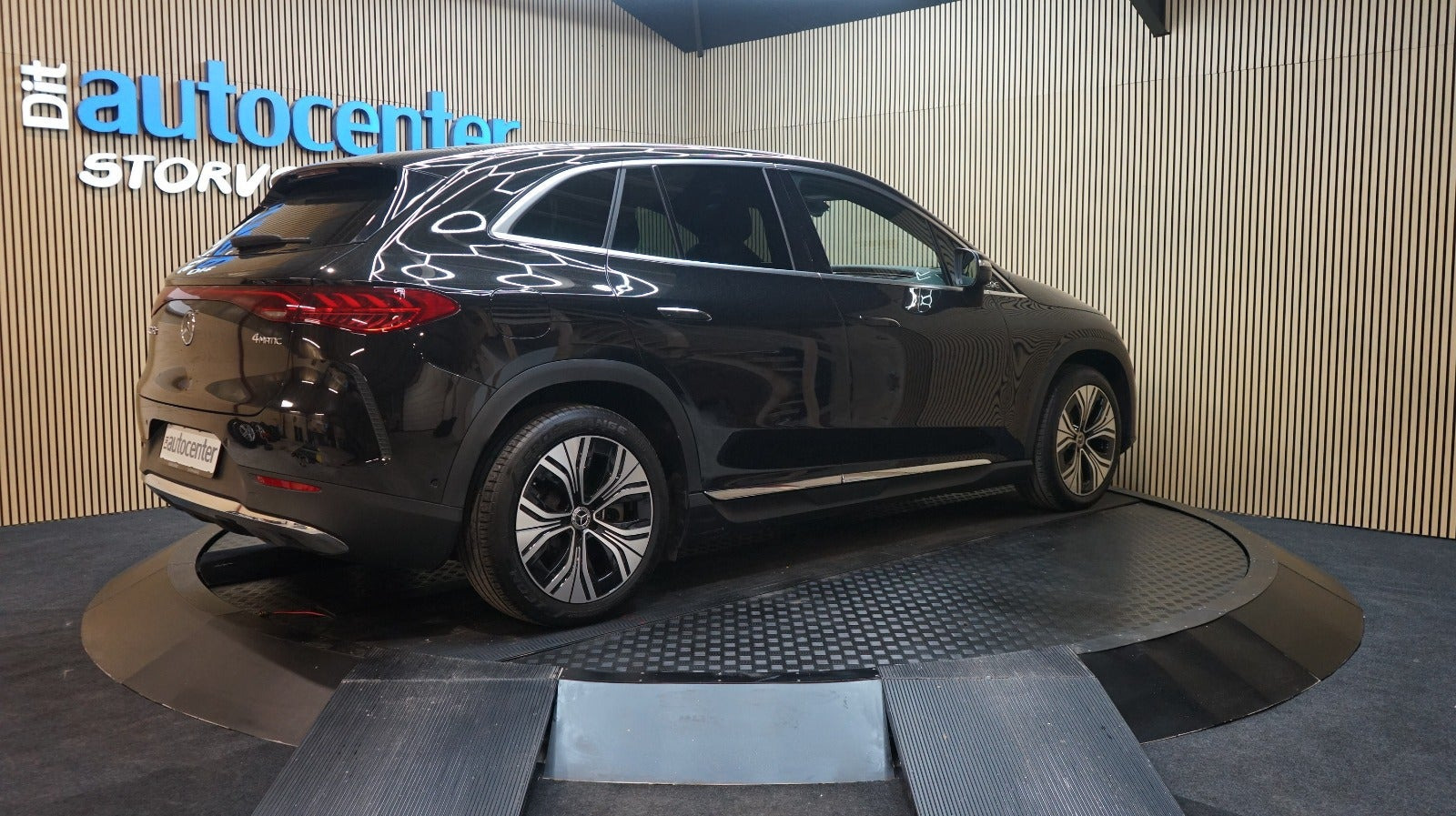 Sort Mercedes EQE350 SUV fra 2023