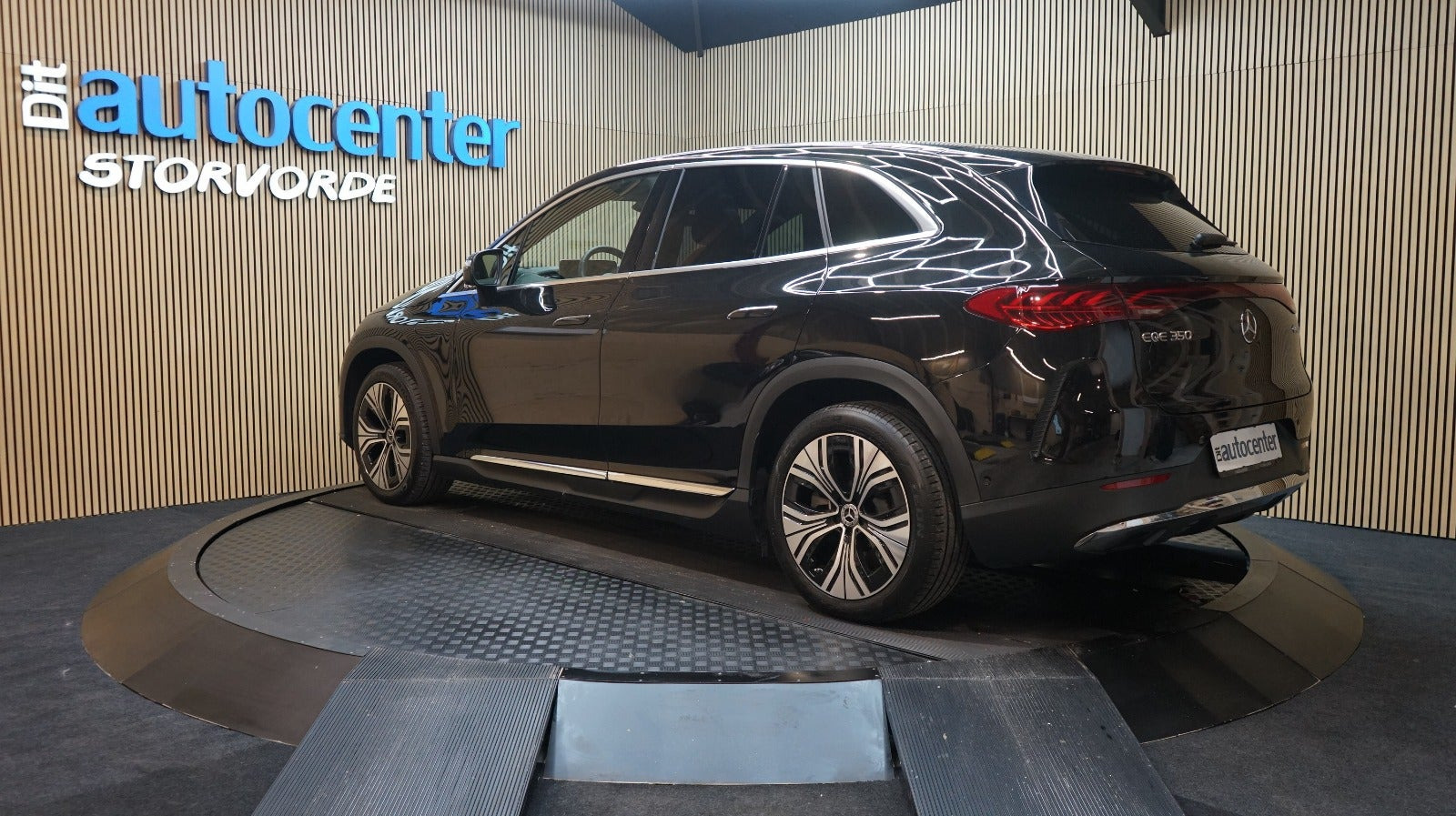 Sort Mercedes EQE350 SUV fra 2023